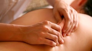 Massaggio connettivale eseguito sulla schiena