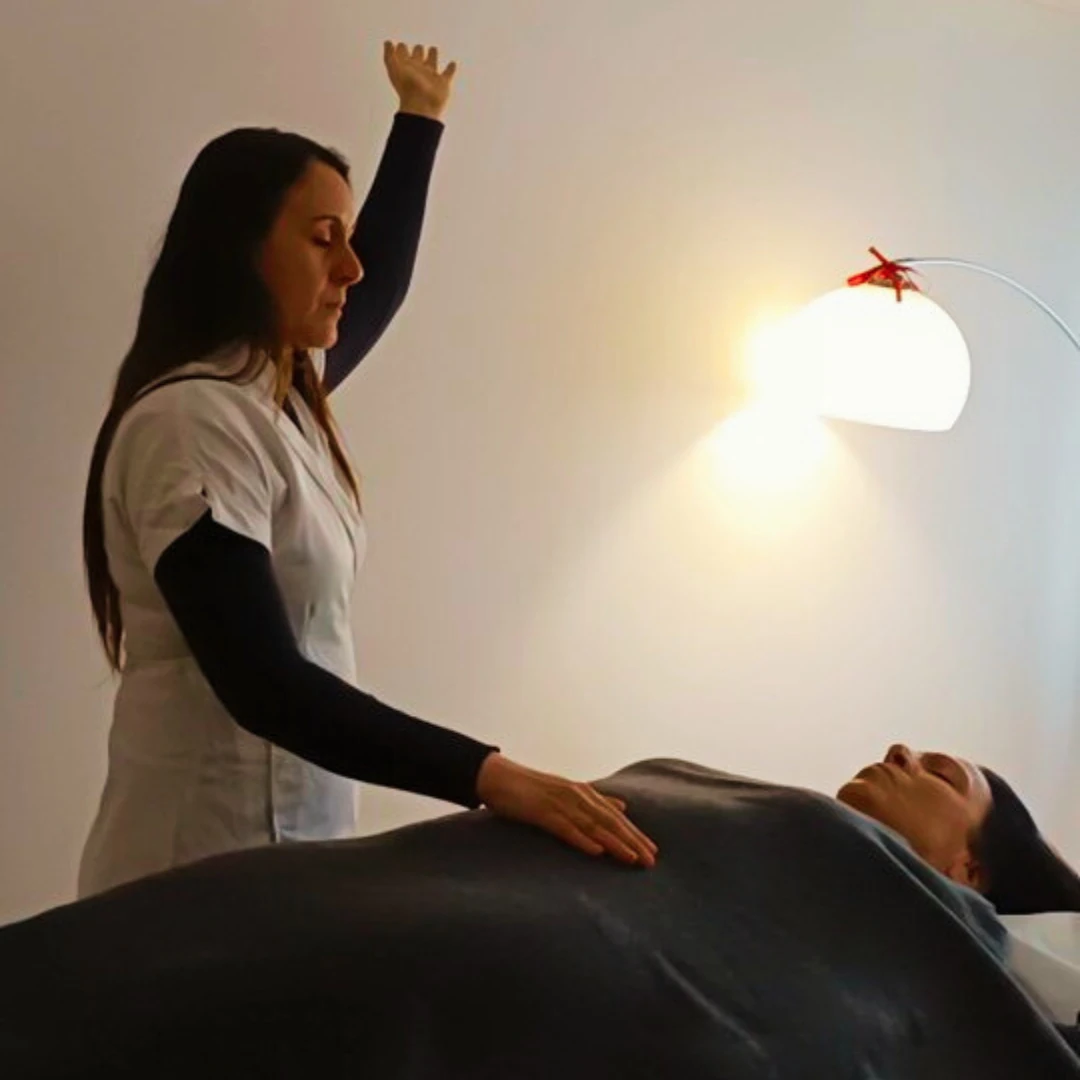 Francesca Strocchio durante una pratica di Reiki a Lecce