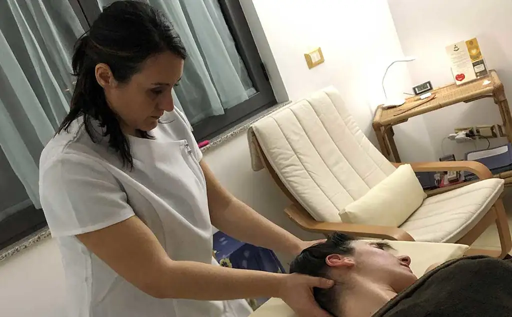 Un momento del Massaggio Ayurvedico Abhyanga alla testa