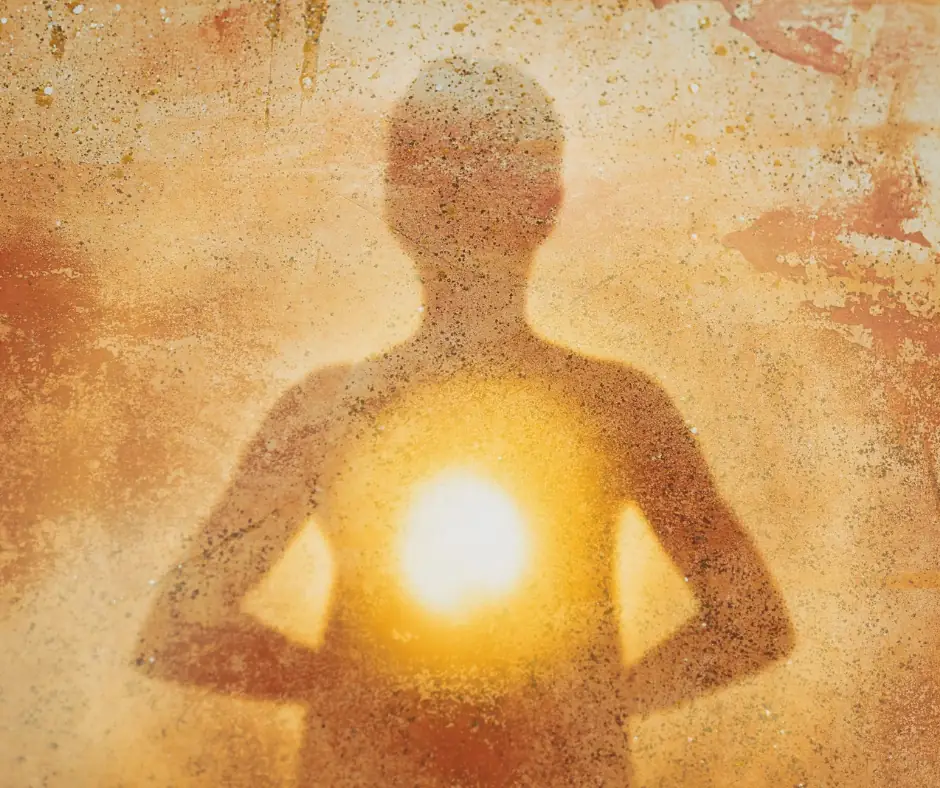 5 principi del Reiki: silhouette di un uomo con al centro il sole: