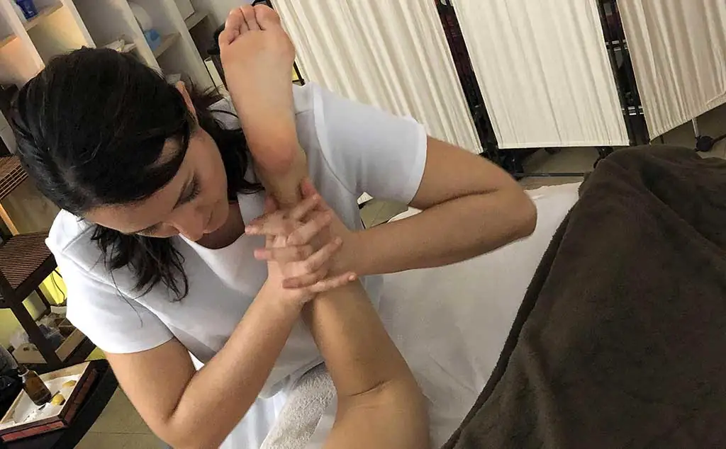 Particolare del massaggio balinese alle gambe
