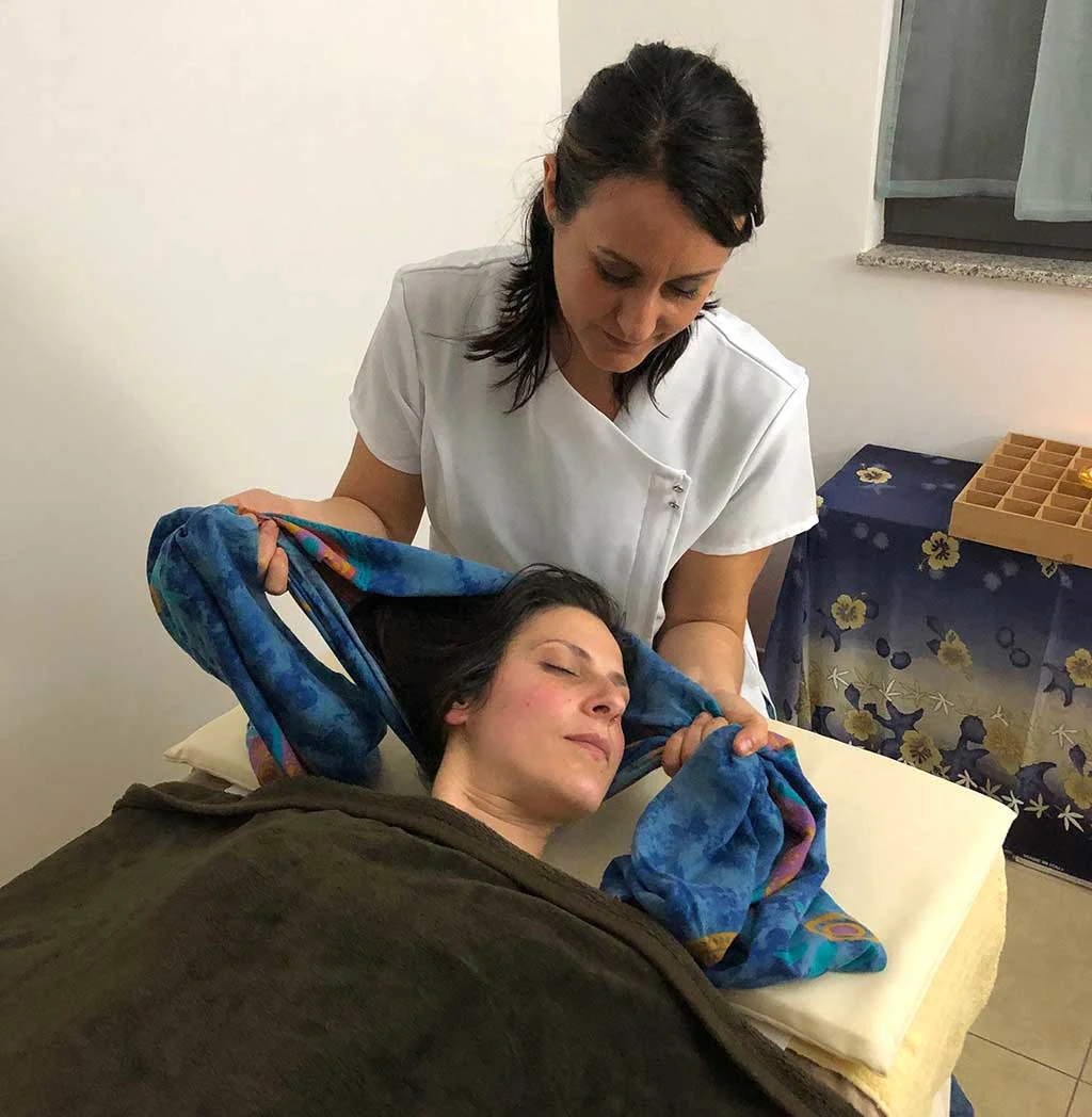 Un momento del massaggio balinese alla testa